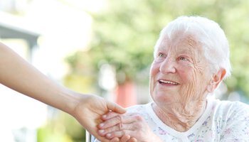 Glückliche ältere Frau hält Hände mit Hausmeister | © ©Tierney - stock.adobe.com