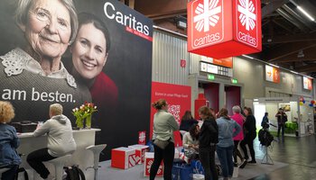 Der Caritas-Messestand mit Pflege-Kampagne auf der Leitmesse Altenpflege 2023 in Nürnberg. | © Caritas München-Freising