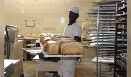 Der 29-jährige Asylbewerber Saidu* in der Bäckerei Strohmaier, die in Mühldorf erfolgreich junge Geflüchtete ausbildet. | © Caritas Mühldorf | Andrea Langstein