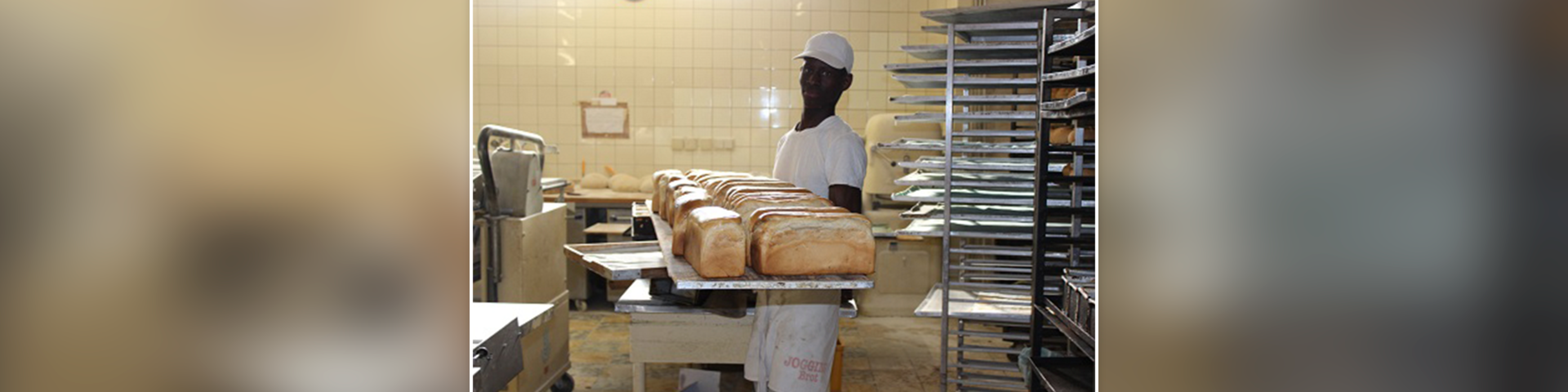 Der 29-jährige Asylbewerber Saidu* in der Bäckerei Strohmaier, die in Mühldorf erfolgreich junge Geflüchtete ausbildet. | © Caritas Mühldorf | Andrea Langstein