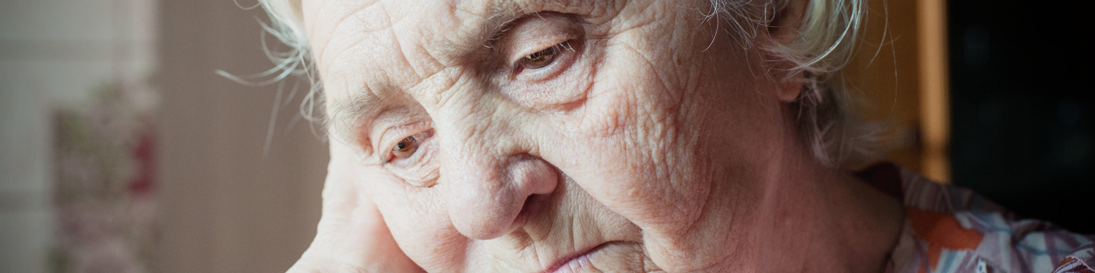 Eine ältere Frau schaut nachdenklich | © Nadia Cruzova - Fotolia
