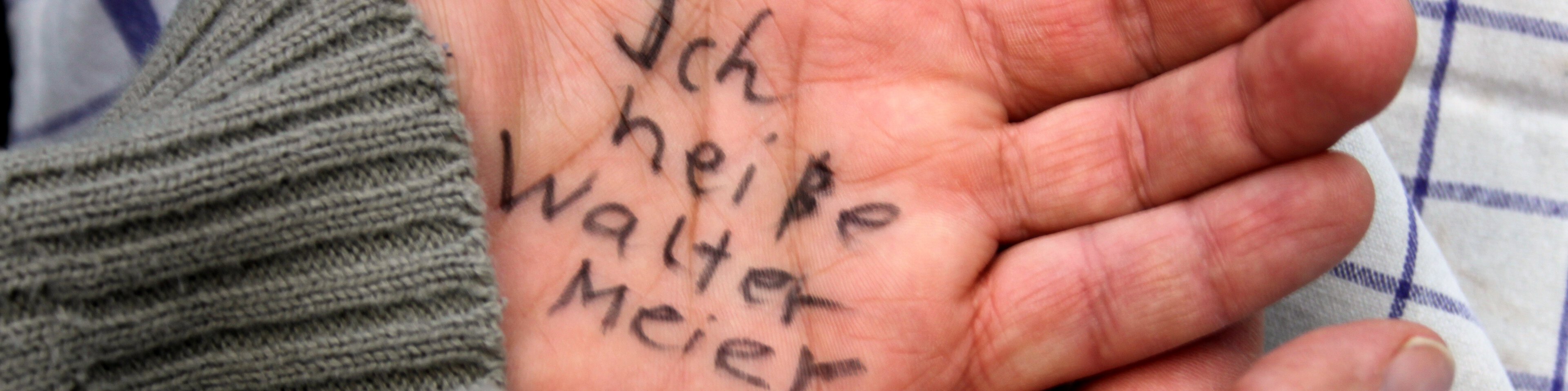 Eine geöffnete Handfläche mit der Aufschrift "Ich heiße Walter Meier" | © Osterland - Fotolia