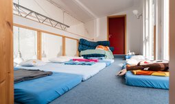 Schlafraum mit Matratzen in dem die Kinder sich ausruhen können | © Caritas München und Freising e.V. | Benjamin Asher