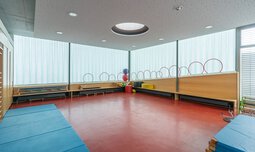 Sportraum mit Weichbodenmatten Geräteturnen Ballspiele Kindergarten | © Max Ott www.d-design.de