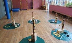 Turn- und Spielraum mit aufgebauten Holztürmen auf dem Boden | © Kinderhaus Mariä-Himmelfahrt 