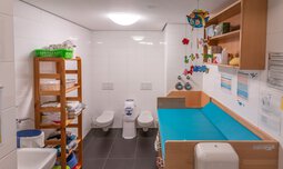 Kinderbad mit Sanitäranlagen und Wickeltisch | © max ott www.d-design.de