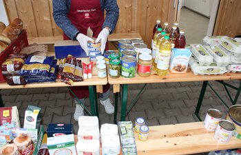 Lebensmittelausgabe beim Garchinger Tisch plus+ | © Caritas Oberbayern