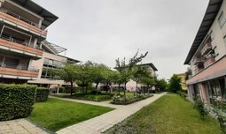 Außenanlage mit Ansicht auf die Häuser | © Caritas München und Oberbayern