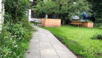 Gartenanlage mit Hochbeete und Sitzbänke | © Caritas München und Oberbayern