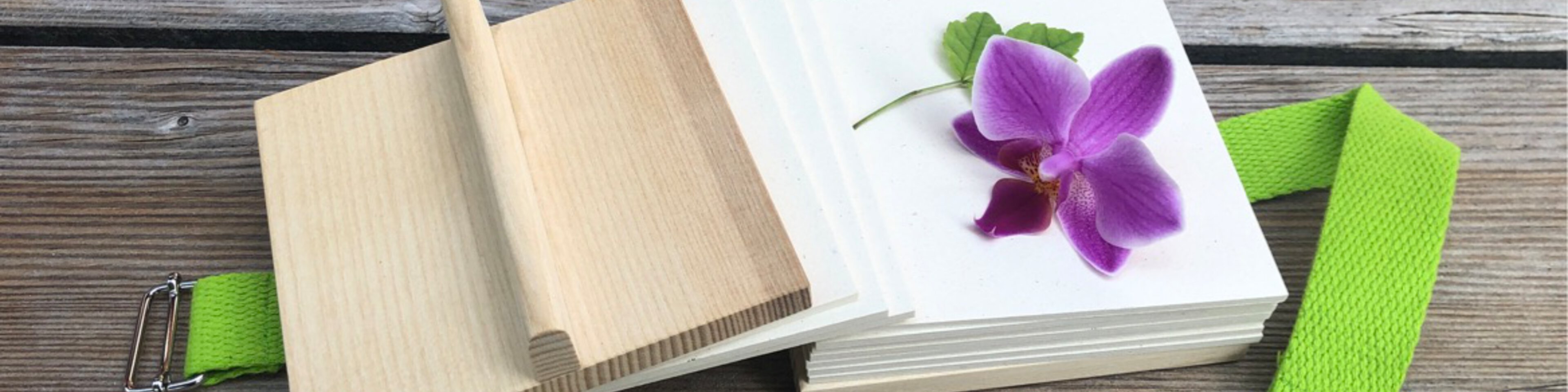 Eine Presse aus Holz mit Papier und einer Blüte  | © Wendelstein Werkstätte