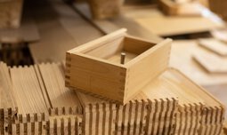 Ein fertig produzierte Kiste aus Holz | © Caritas Werkstatt für Menschen mit Behinderung München