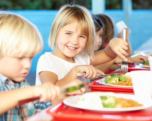 Mehrere Kinder essen in der Kantine. | © fotolia/monkey-business