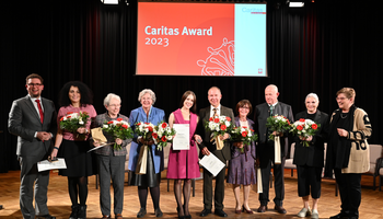 Die ausgezeichneten Personen eingerahmt von den Caritas-Vorständen Gabriele Stark-Angermeier (r.) und Thomas Schwarz (l.). | © E. Winkler/Caritas München-Freising