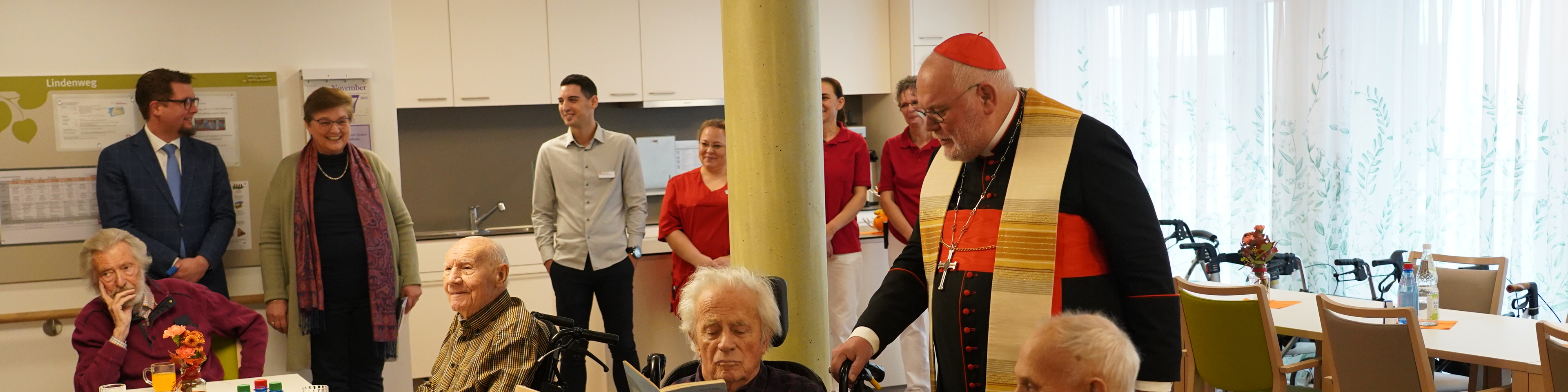 Kardinal Reinhard Marx im Gespräch mit Bewohnern und Bewohnerinnen des neuen Caritas Altenheims Don Bosco. | © Foh/Caritas München-Freising