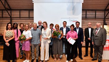 Gruppenfoto mit allen Preisträgern, Laudatoren, Akteuren und Vorständen. | © Caritas München und Oberbayern | Marcus Schlaf