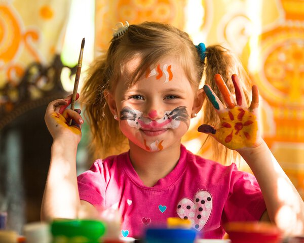 Mädchen mit bemaltem Gesicht und Pinsel in der Hand | © Shutterstock - De Visu
