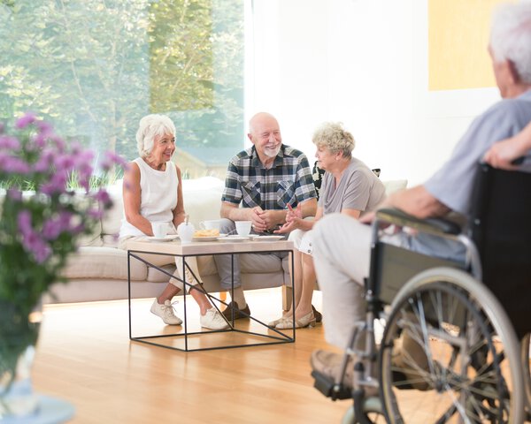 Senioren in einem Altenheim | © Photographee.eu - Shutterstock
