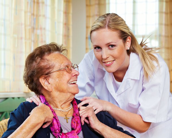 Glückliche Betreuerin bei einer Seniorin | © Pressmaster XL - fotolia