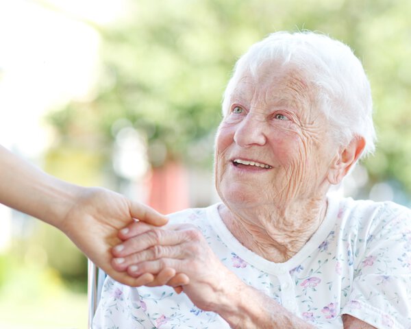 Glückliche ältere Frau hält Hände mit Hausmeister | © ©Tierney - stock.adobe.com