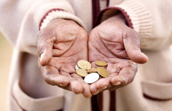 Münzen in den Händen einer älteren Dame | © Nolte Lourens - Fotolia