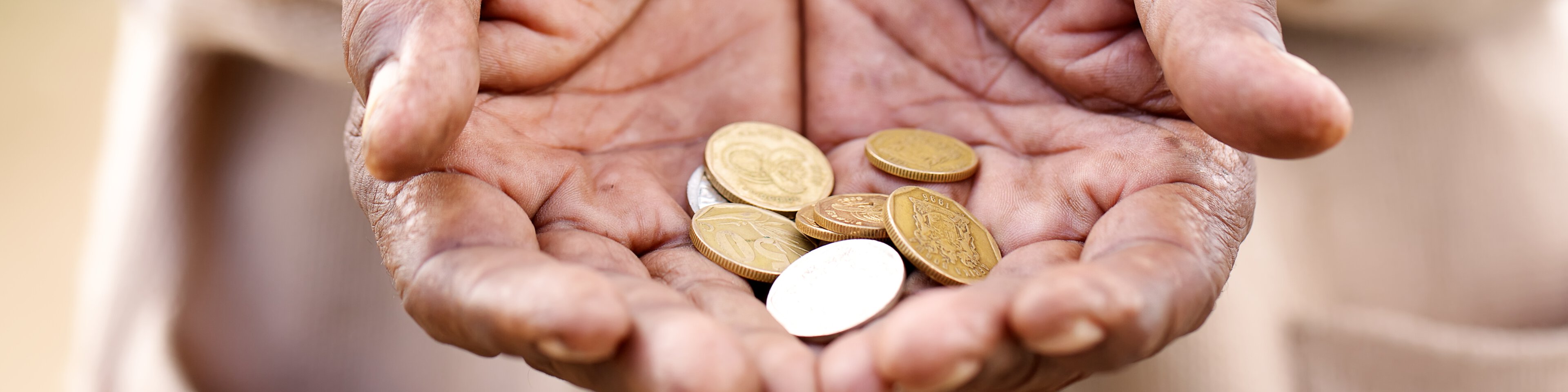 Münzen in den Händen einer älteren Dame | © Nolte Lourens - Fotolia